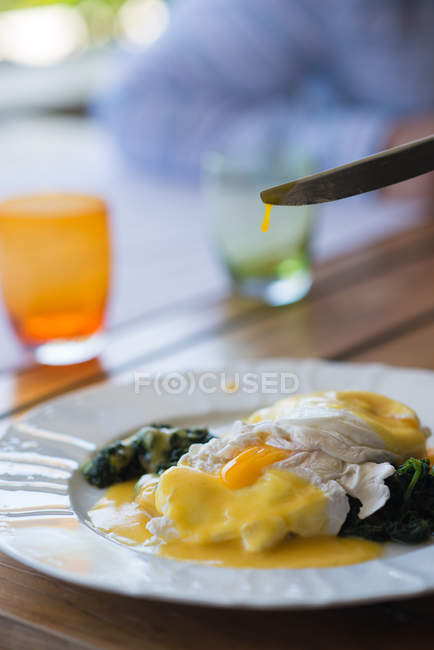 Plate of tasty eggs florentine, blurred background — Stock Photo