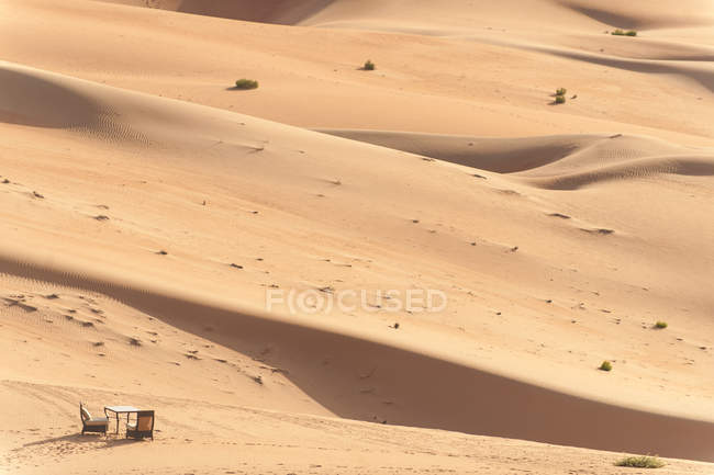 Mesa romántica para dos entre las dunas del desierto, Abu Dhabi, Emiratos Árabes Unidos - foto de stock
