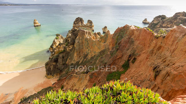 Vista elevada de la playa, Lagos, Faro, Portugal - foto de stock
