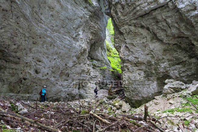 Dos viajeros asiáticos en las montañas, vista lejana - foto de stock
