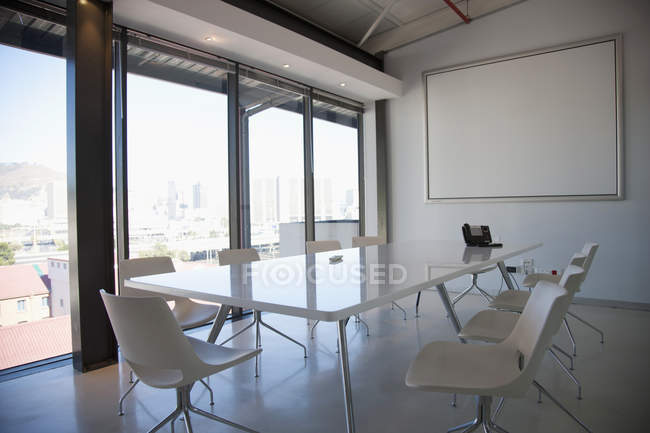 Interior contemporâneo sala de conferências vazia — Fotografia de Stock