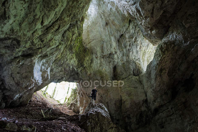 Человек, стоящий на скале в ущелье Поклюка, Словения — стоковое фото