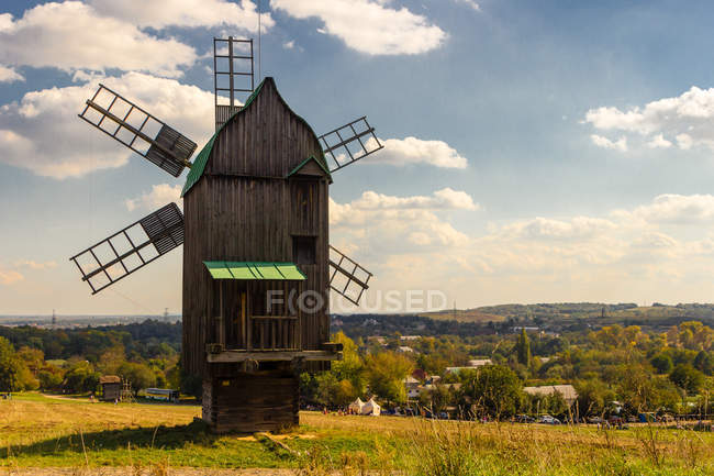 Vista panorâmica do moinho de vento em campo em Kiev, Ucrânia — Fotografia de Stock