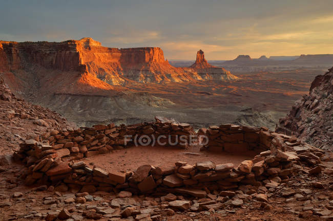 Estados Unidos, Utah, Parque Nacional Canyonlands, vista panorámica de False Kiva al atardecer - foto de stock