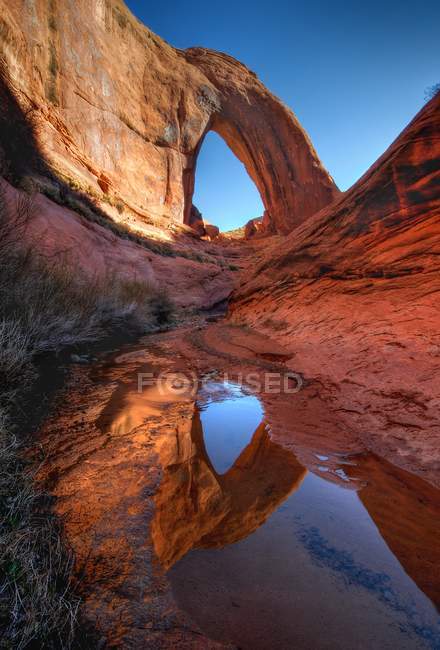 Scenic view of reflection of Broken Bow Arch, Glen Canyon National Recreation Area, Utah, USA — Stock Photo