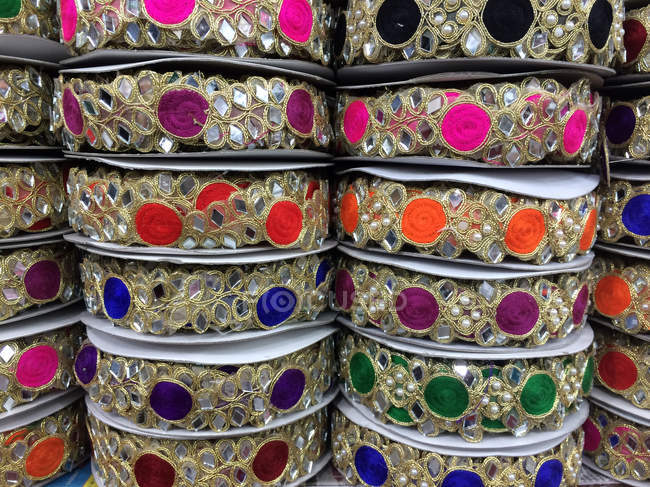 Image rapprochée de bracelets empilés sur le marché — Photo de stock