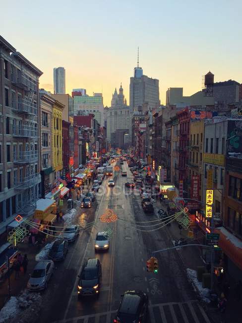 Мальовничий вид на вулиці сцени в сутінках, Чайнатаун, Америка Манхеттен, Нью-Йорк, США — стокове фото