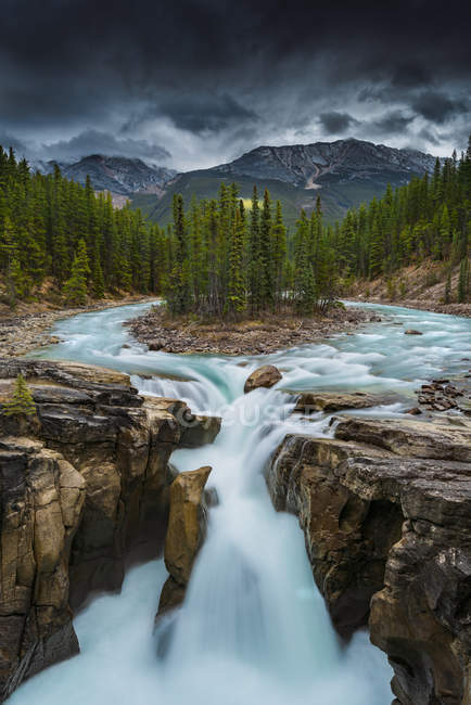 Живописный вид на величественные водопады Санвапта, Национальный парк Джаспер, Альберта, Канада — стоковое фото