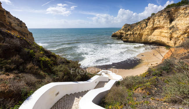 Descente à la plage, Carvoerio, Faro, Portugal — Photo de stock
