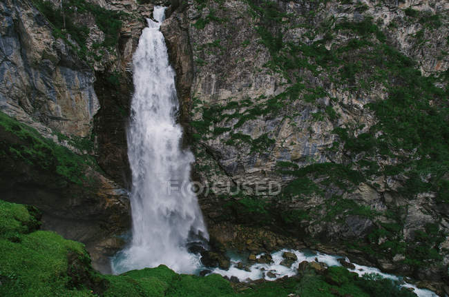 Paysage pittoresque avec cascade majestueuse — Photo de stock