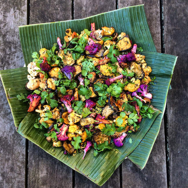 Индийская цветная капуста с семенами карри и нигеллы на деревянном столе — стоковое фото