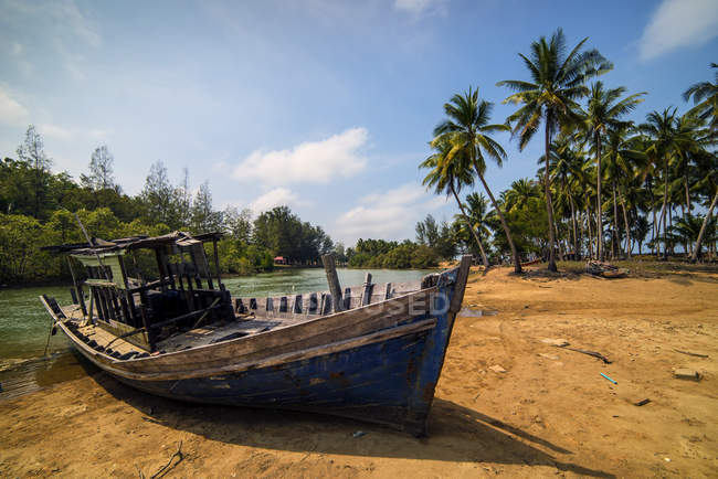 Vista do barco de pesca abandonado perto de Marang, Malásia, Terengganu — Fotografia de Stock