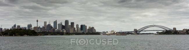 Skyline cidade monocromática, Sydney, Nova Gales do Sul, Austrália — Fotografia de Stock
