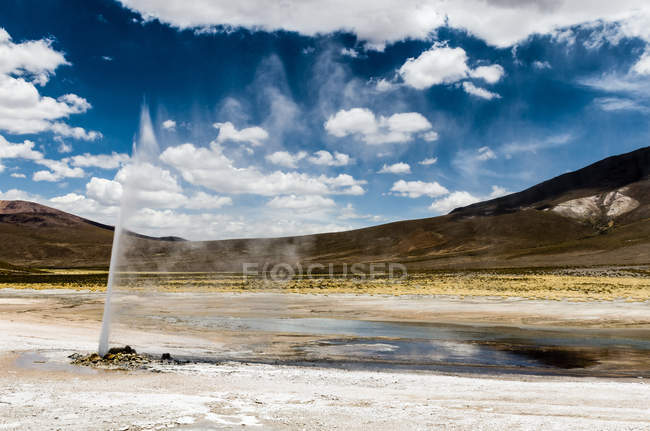 Vista panoramica del maestoso geyser Puchuldiza, Altiplano, Iguique, Cile — Foto stock