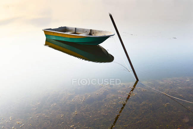 Мальовничим видом човен на озері — стокове фото