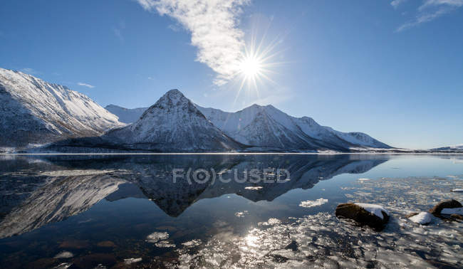 Malerischer Blick auf Sonne über Berge, Hognfjord, Norwegen — Stockfoto