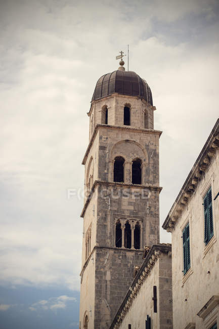 Vista panorámica del campanario viejo en la ciudad amurallada de Dubrovnik, Croacia — Stock Photo
