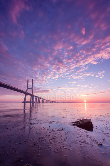 Vista panorámica del puente Vasco da Gama al amanecer, Lisboa, Portugal - foto de stock