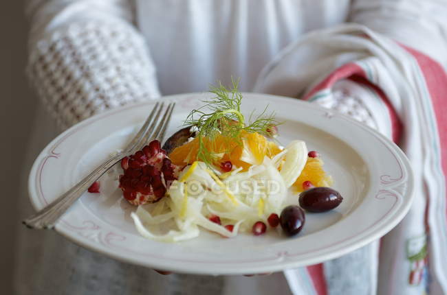 Primo piano di Donna che tiene un piatto d'insalata di finocchio — Foto stock
