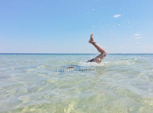Imagem cortada de Menina mergulho no mar — Fotografia de Stock