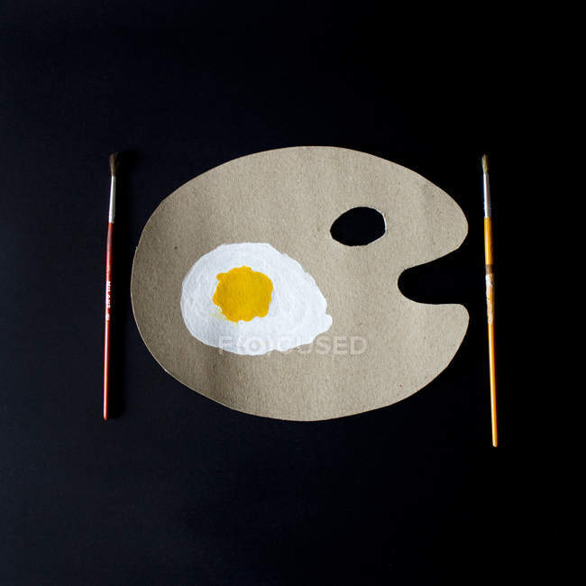 Placa conceptual y huevo frito, fondo negro - foto de stock
