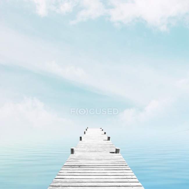 Деревянная пристань против моря под голубым небом — стоковое фото
