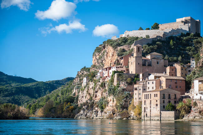Spain, Catalonia, Ribera dEbre, scenic view of Miravet on the banks of Ebro River — стоковое фото