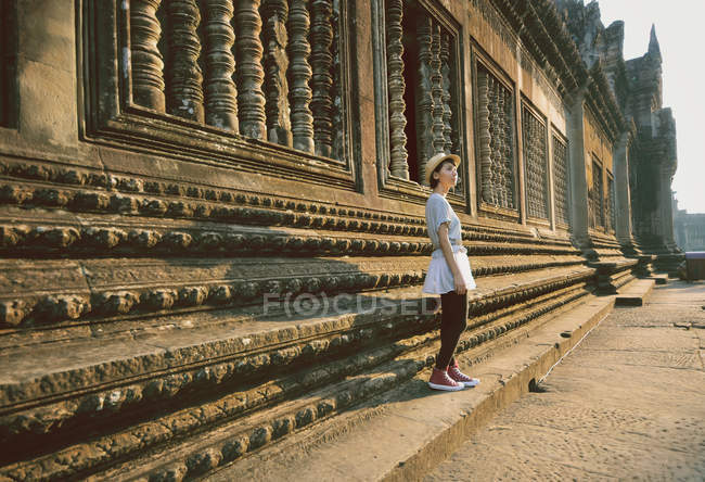 Frau steht vor Tempel, Kambodscha, angkor wat — Stockfoto