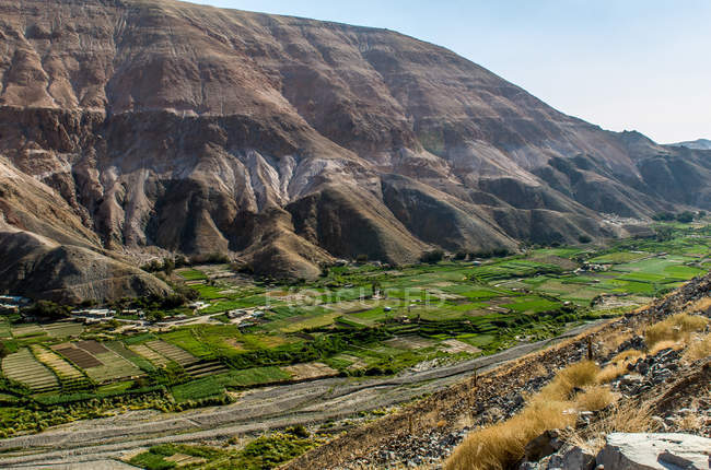 Scenic view of Mountain Valley landscape, Camina, El Tamarugal, Chile — Stock Photo