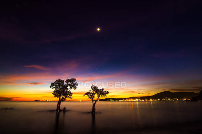 Indonesien, Sumatra, Abenddämmerung am Nirwana Beach in der Nähe des Hafens von Teluk Bayur — Stockfoto
