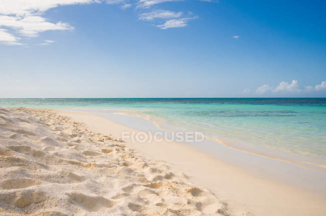 Vista panorámica de la playa tropical, islote Prickly Pear, Antigua, Caribe - foto de stock