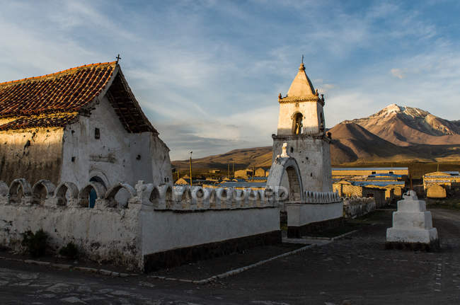 Vista panoramica della chiesa, Isluga, Altiplano, Cile — Foto stock