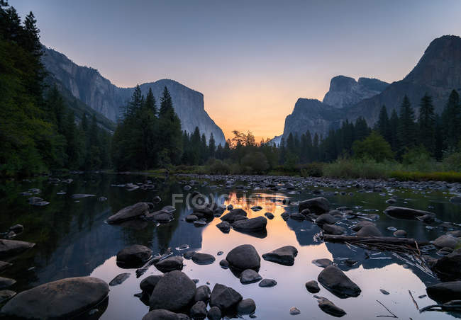 Hermosa vista del Parque Nacional Yosemite al atardecer, California, EE.UU. - foto de stock