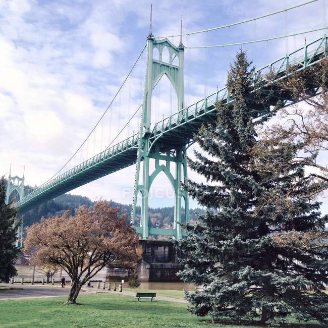 Vista de bajo ángulo del puente Saint Johns, Portland, EE.UU. - foto de stock