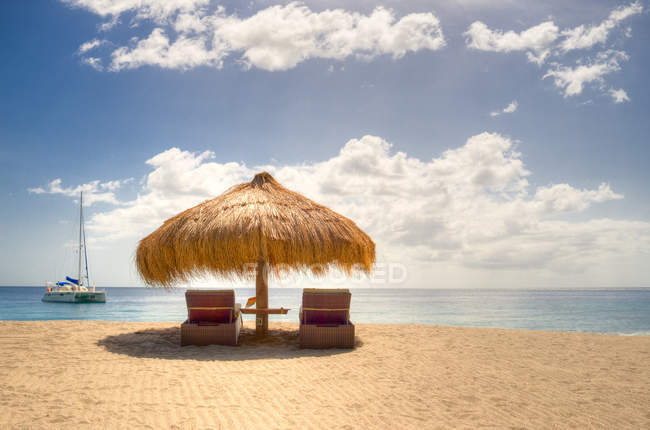 Vista ombrellone e lettini sulla spiaggia di sabbia, Santa Lucia, Spiaggia di Anse Chastanet — Foto stock