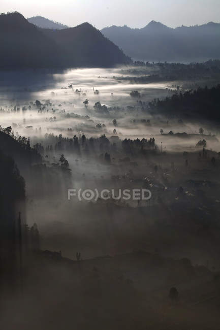 Valle de Kintamani en la niebla de la mañana, Indonesia, Bali - foto de stock