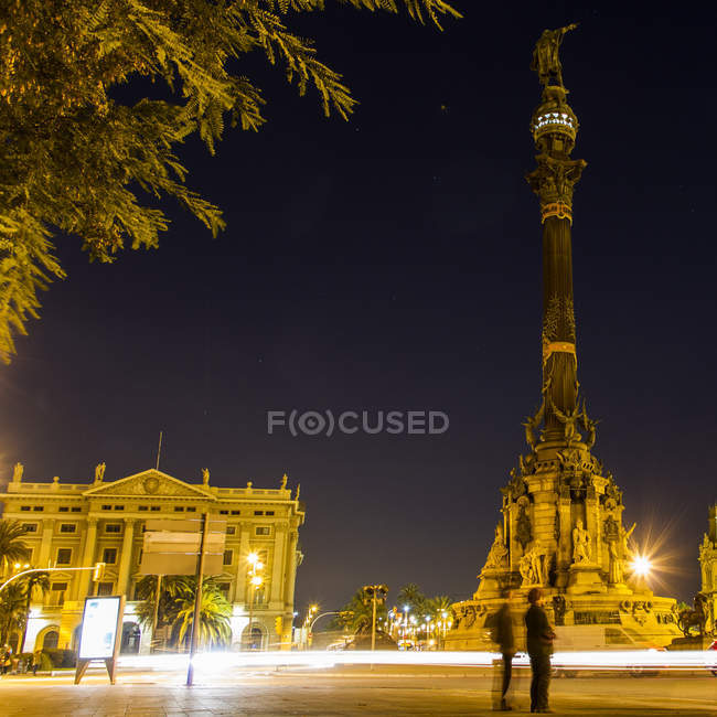Vista panoramica del monumento a Colombo di notte, Spagna, Catalogna, Barcellona — Foto stock