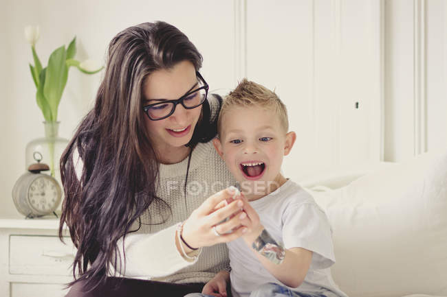 Portrait of mother with cool kid at home — Stock Photo