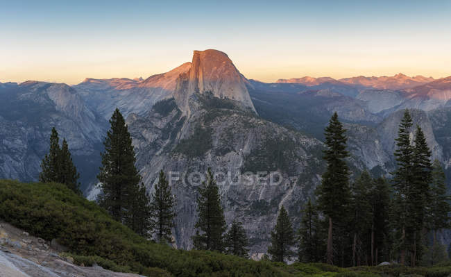 Vista panorámica de Glacier Point al amanecer, Yosemite Valley, California, EE.UU. - foto de stock