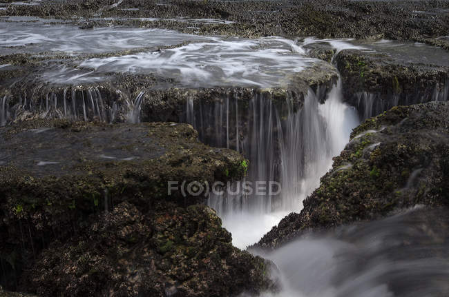 Indonesia, Sawarna, Banten, vista panorámica de la hermosa cascada - foto de stock