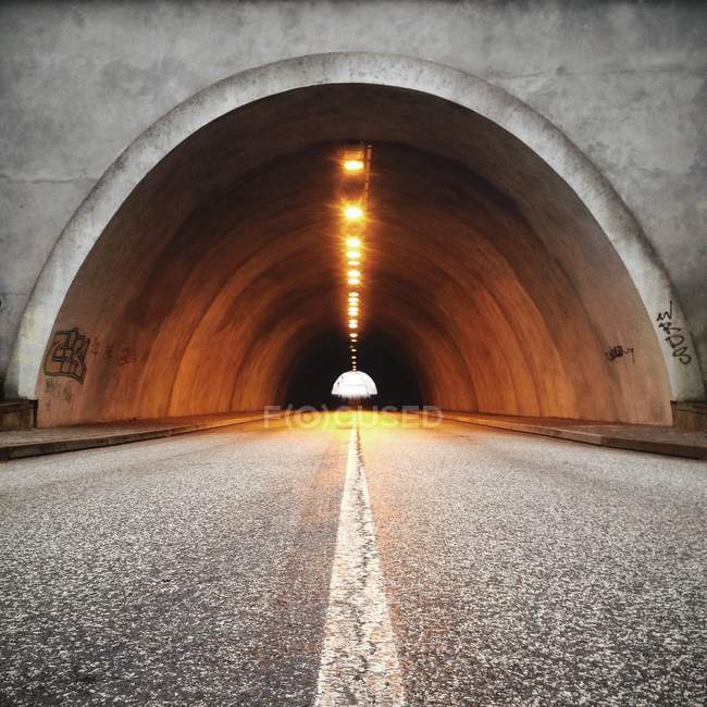Vista panorámica del túnel de carretera, nivel de superficie - foto de stock