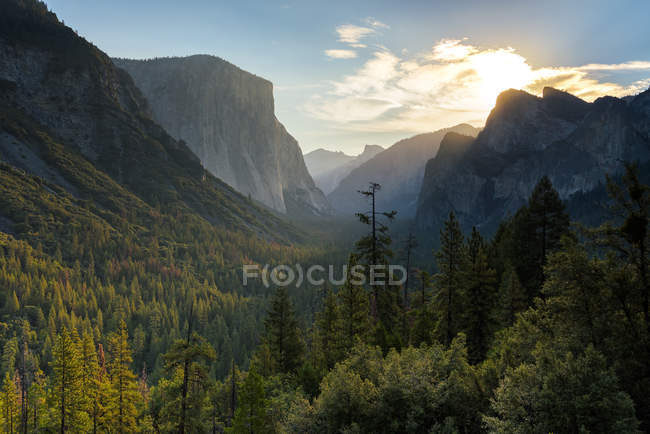 Vista panorámica de majestuosas montañas en California, EE.UU. - foto de stock