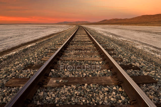 EUA, Califórnia, trilhas ferroviárias através de Koehn Dry Lake no deserto de Mojave — Fotografia de Stock