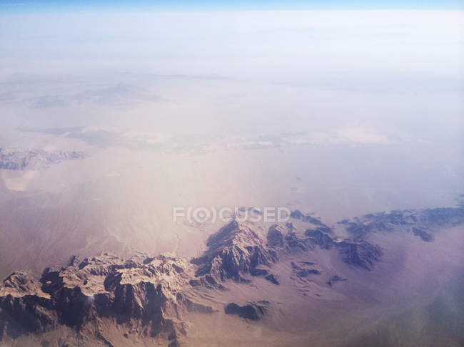 Vue aérienne de la majestueuse chaîne de montagnes — Photo de stock