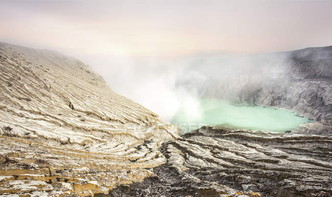 Indonesia, Giava, vista maestosa del cratere del vulcano Ijen — Foto stock