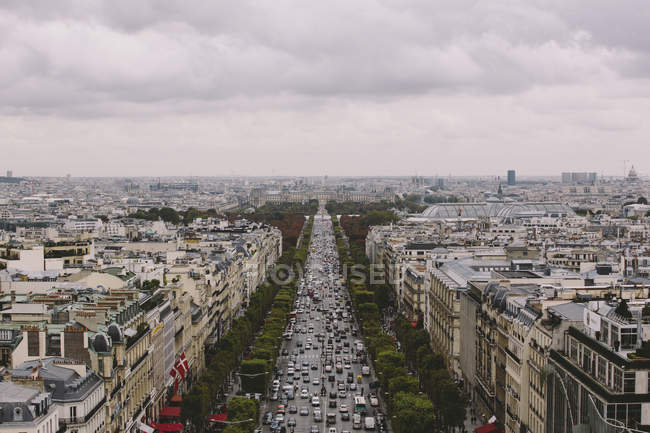 Vue surélevée des Champs-Élysées, Paris, France — Photo de stock