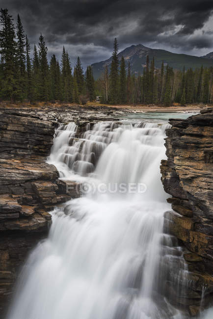 Vista panoramica di Athabasca Falls, Jasper, Alberta, Canada — Foto stock