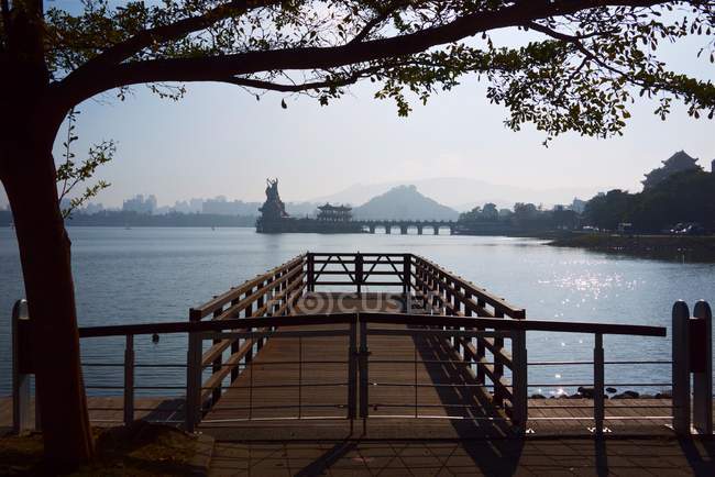Taiwan, città di Kaohsiung, Zuoying centro storico, molo di legno vicino al lago a Taiwan — Foto stock