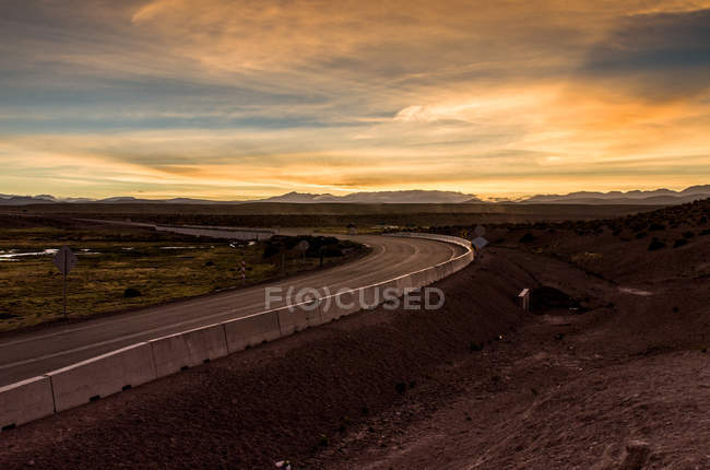 Routes dans l'altiplano près de la frontière avec la Bolivie et le Chili — Photo de stock