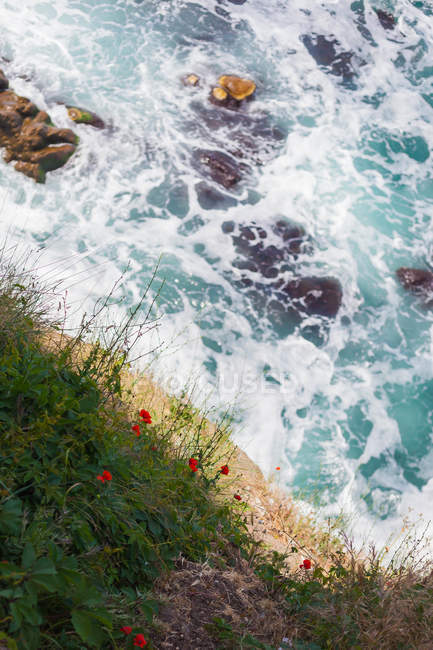 Живописный вид на красивую голубую волну рядом со скалами — стоковое фото